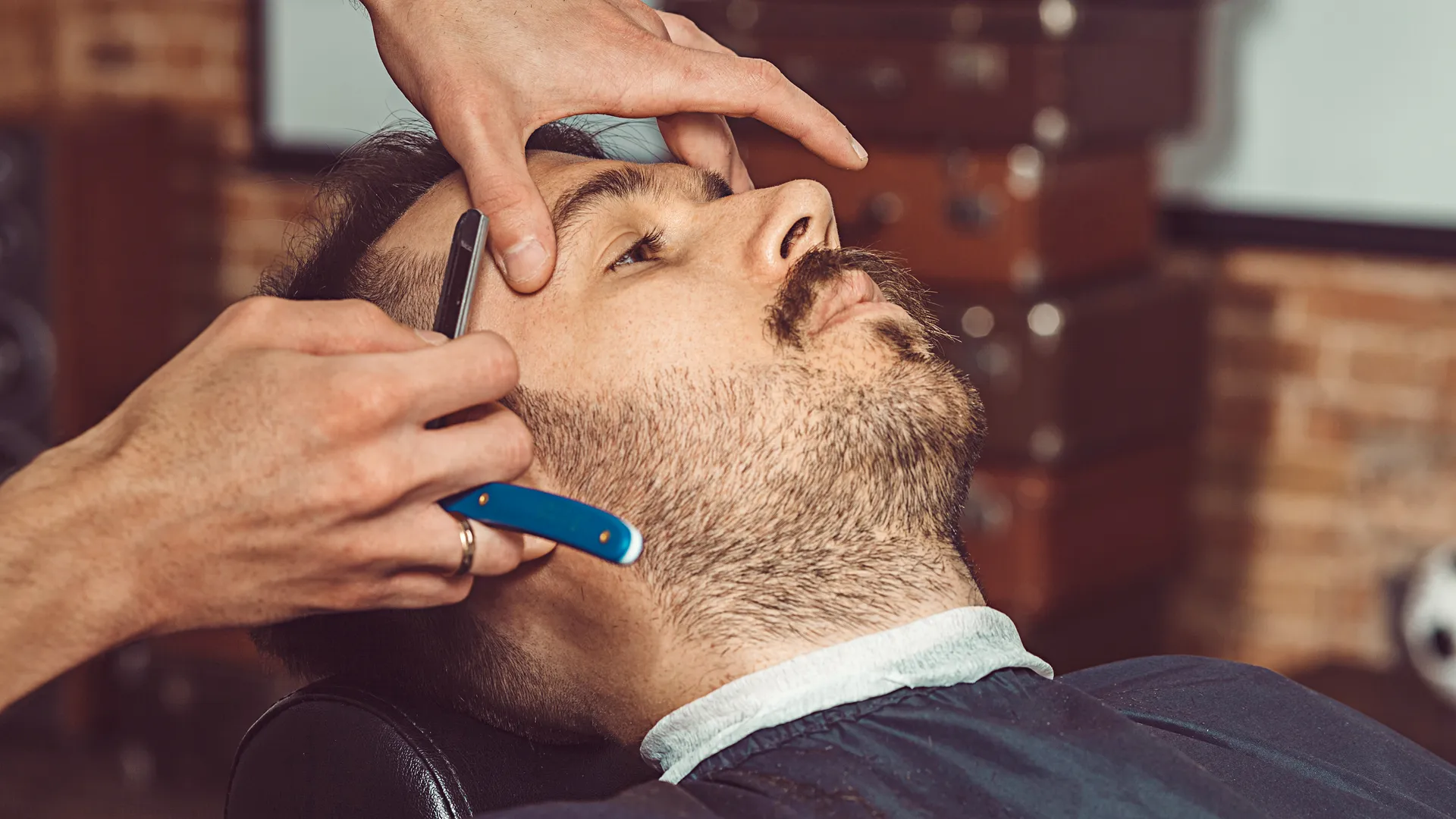 hombre-navaja-corte-de-cabello